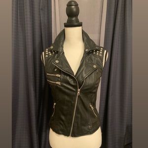 Studded Sleeveless Vest 🖤 XXI FOREVER *